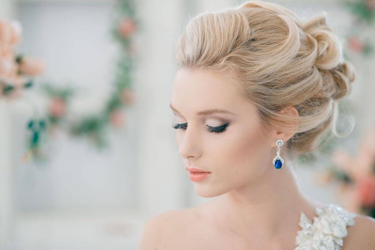 Свадебные прически на средние волосы 2020: топ-8 шикарных идей для невест