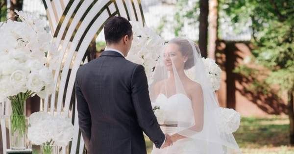 Свадебные прически (109 фото): самые красивые прически на свадьбу для невесты, высокие женские укладки с венком на темные волосы
