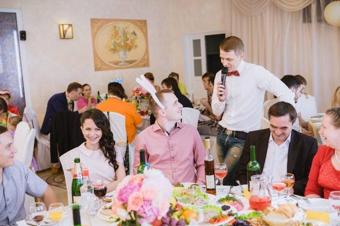 Конкурсы на свадьбу за столом: 7 застольных игр для гостей