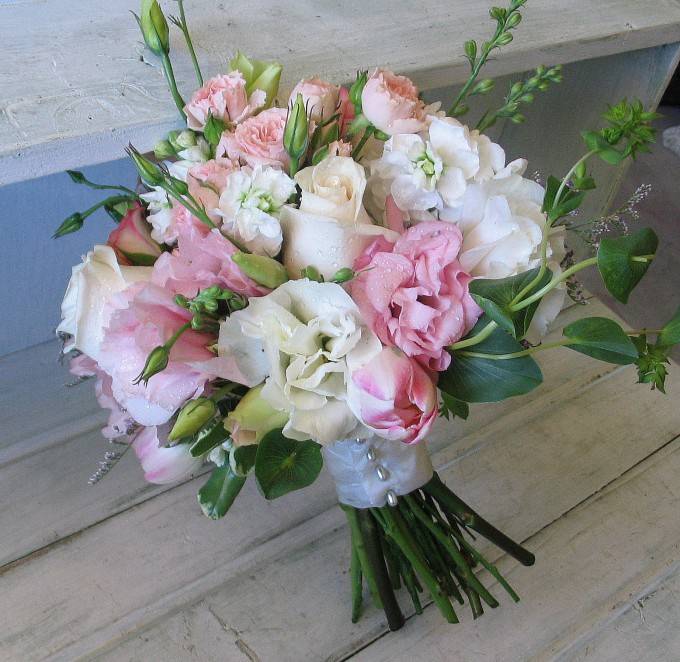 Свадебный букет из роз, фрезий и эустомы