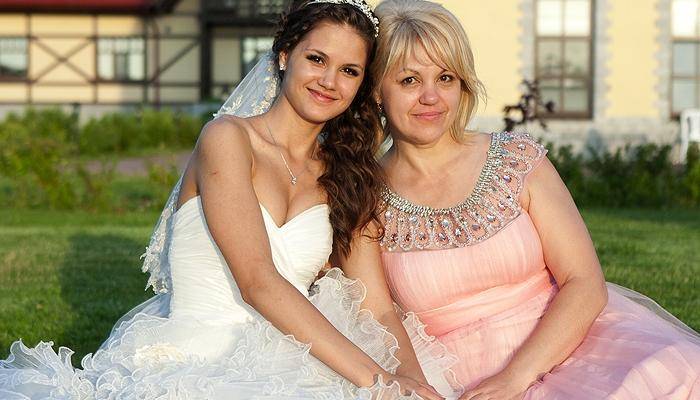 Платье на свадьбу для мамы жениха: лучшие фасоны и советы по выбору