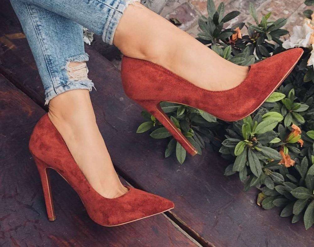 С чем носить красные туфли, советы модницам