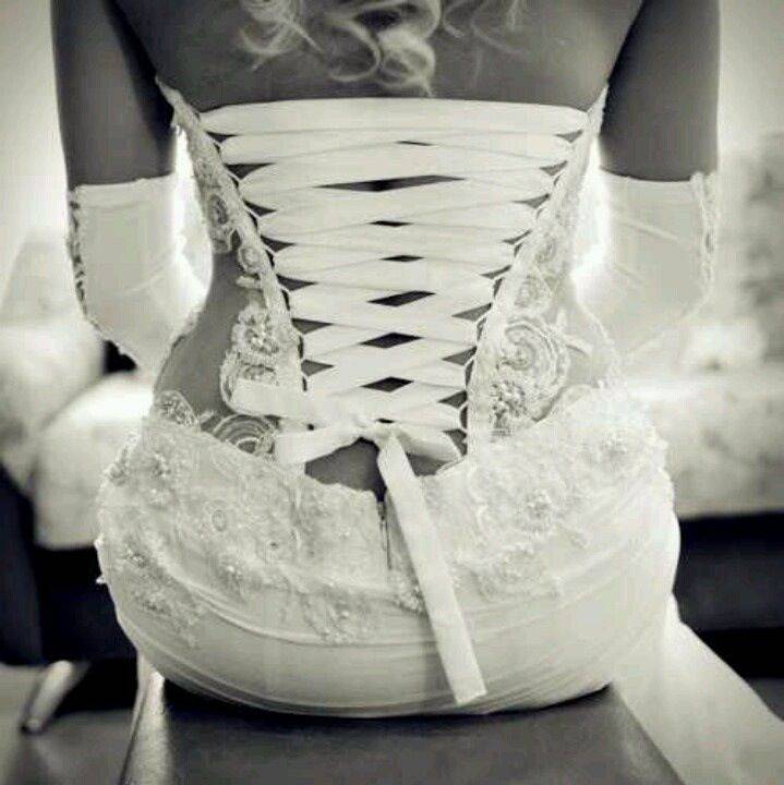 Как завязывать корсет на свадебном платье?