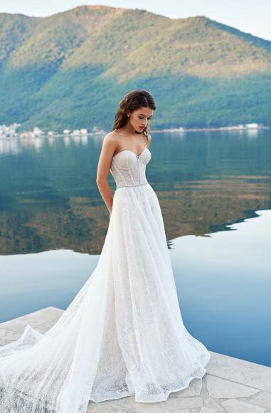 Длинное счастье: как выбрать свадебное платье со шлейфом