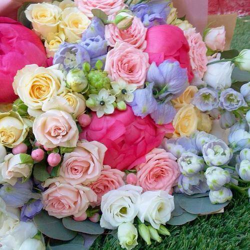 Букет невесты из пионовидных роз (53 фото): выбираем свадебный букет с пионовидными розами, белыми фрезиями и красными гортензиями