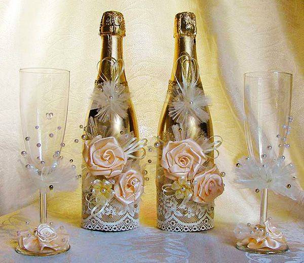 Как украсить свадебные бокалы для шампанского своими руками?