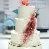 Красный свадебный торт: варианты оформления и стильные идеи