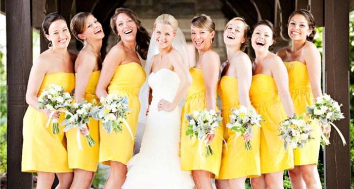 Одинаковые платья для подружек невесты: фасоны, цвет и фото нарядов, советы по выбору