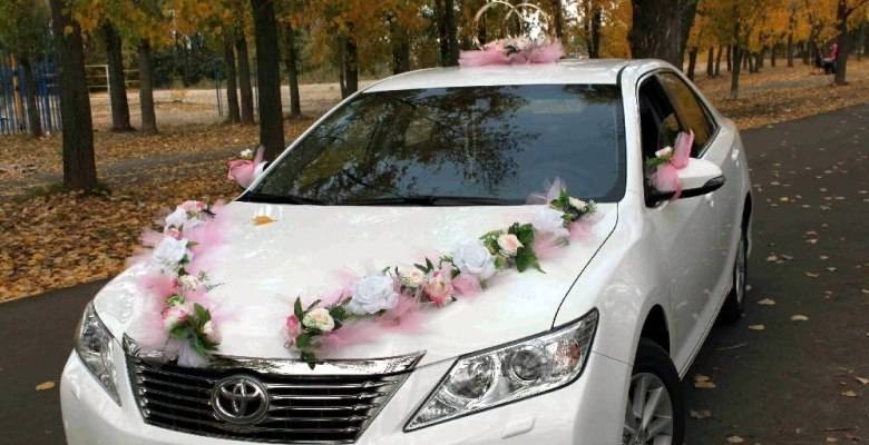Роскошные украшения машины жениха и невесты на свадьбу