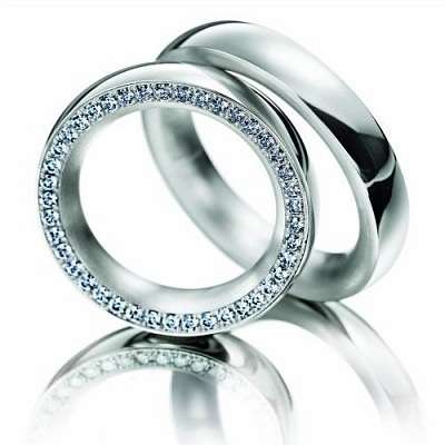 На каком пальце носят обручальное кольцо и помолвочное в россии мужчины и женщины | залог успеха (бывший goldprice)