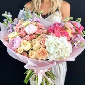 Какие цветы подарить молодоженам на свадьбу. какие цветы дарят на свадьбу молодоженам любимые гости и родители. фото и советы