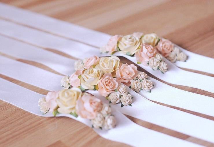 Браслеты для подружек невесты (69 фото): модели из фоамирана и живых цветов на руку, а также  свадебные из атласных лент