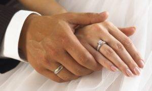 Помолвочное кольцо после свадьбы: куда его девать и можно ли носить