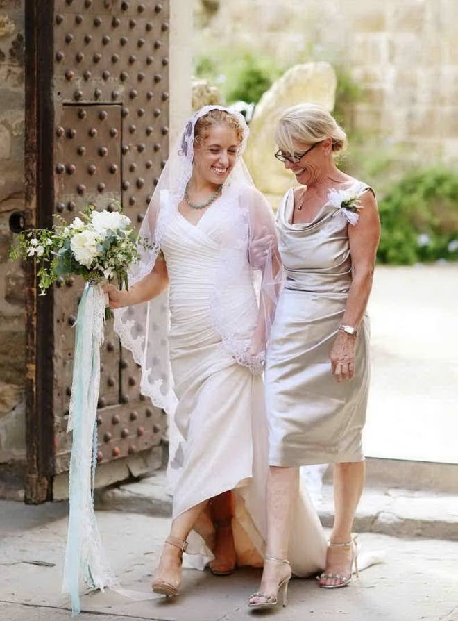 Платье на свадьбу для мамы невесты: красивые вечерние наряды для полных женщин