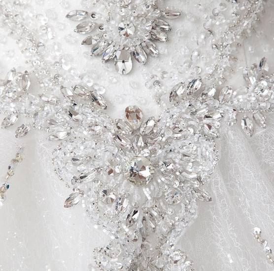 Красивое свадебное платье с корсетом – прозрачным и расшитым, со стразами и жемчугом, с камнями и перьями