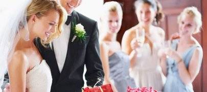 Прикольные подарки на свадьбу молодоженам: идеи и фото
