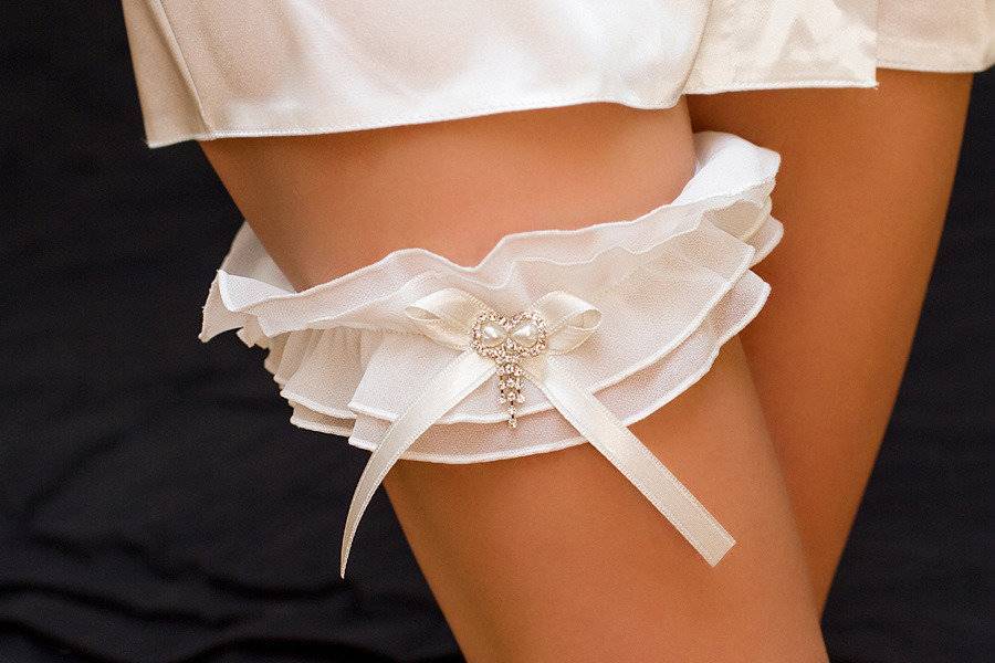 Свадебная подвязка невесты: фото и полезные советы