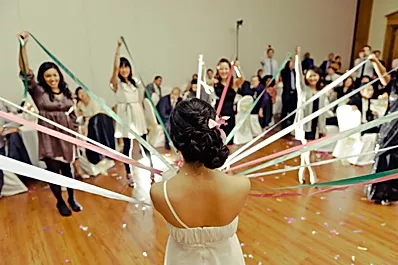 Традиция бросания букета невестой: классическая версия и оригинальные идеи