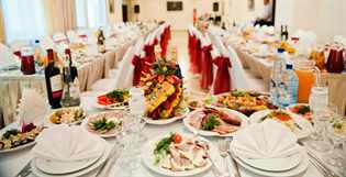 План рассадки гостей на свадьбе (58 фото): как правильно рассадить гостей за свадебным столом? варианты и схемы оформления списка своими руками