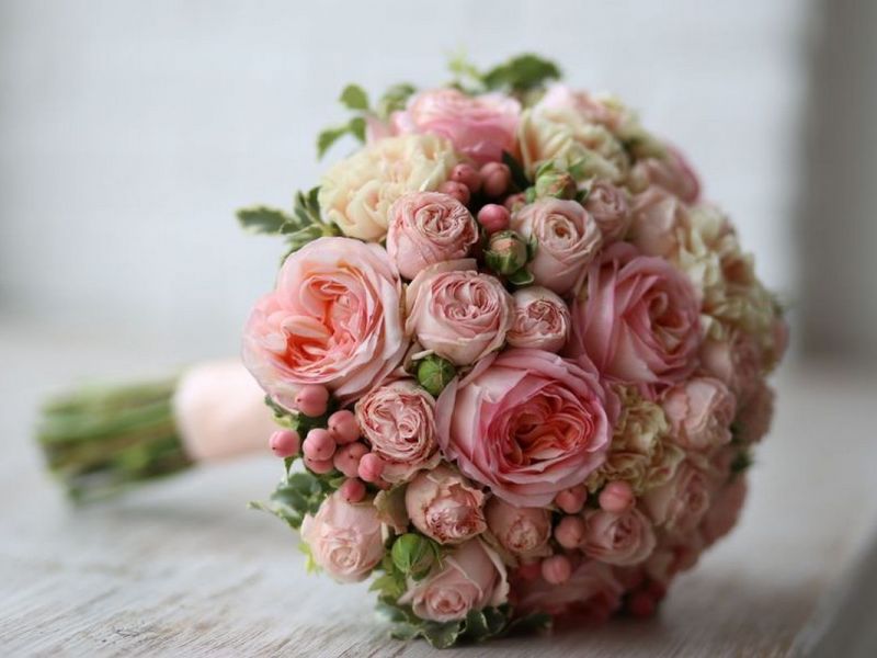 Букет невесты из пионовидных роз (53 фото): выбираем свадебный букет с пионовидными розами, белыми фрезиями и красными гортензиями