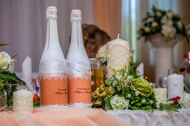 Украшение шампанского на свадьбу своими руками, фото декора, одежды, бутылки