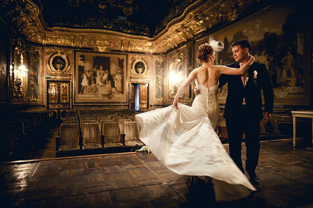 Интересные идеи для свадебной фотосессии осенью: позы, места, реквизит