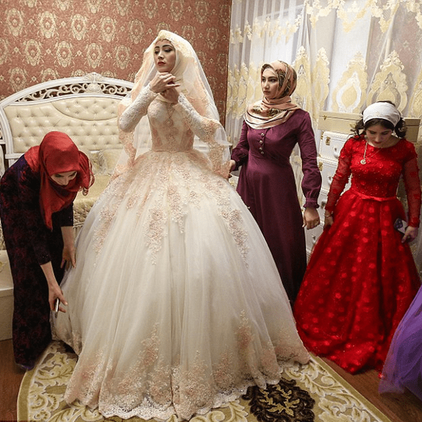 Свадебное платье с цветами — объемные украшения и новики сезона! + 70 фото