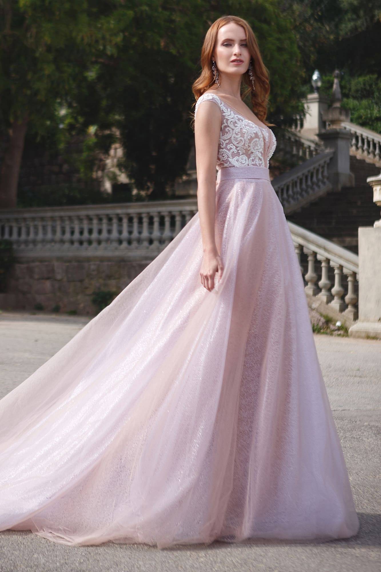 Короткое белое платье (80 фото): пышное, летнее, бело-розового цвета, спереди короткое сзади длинное
