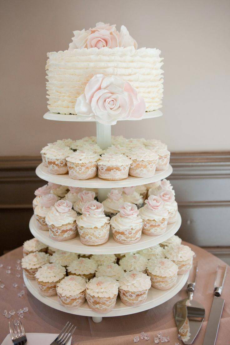 Свадебный торт с капкейками как прекрасное решение для самого главного торжества
