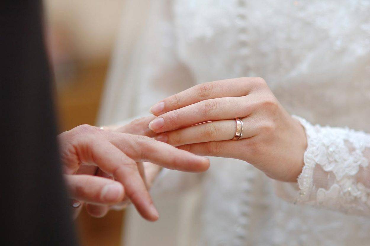 На каком пальце мужчины носят обручальное кольцо? разведенным, женатым и вдовцам - на какой палец следует надевать мужское обручальное кольцо?