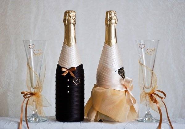 Украшение свадебного шампанского своими руками: выбираем лучший вариант оформления в технике окрашивания