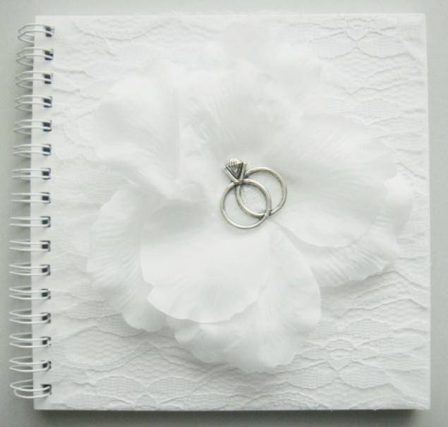 Книга пожеланий на свадьбу (39 фото): как сделать свадебный альбом от друзей своими руками? оформление страниц и листов в технике скрапбукинг