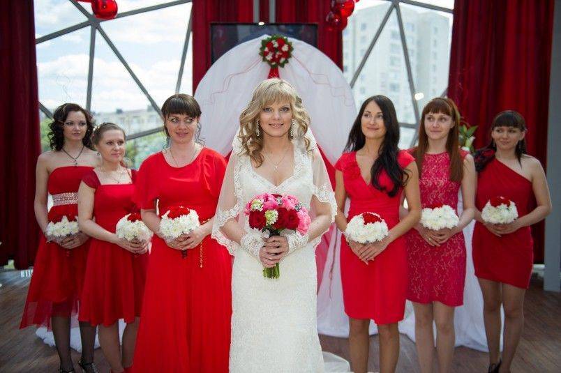 Контрастная свадьба в красном цвете