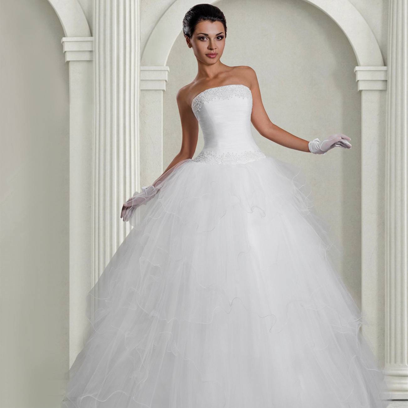 Эффектные атласные свадебные платья – критерии выбора разных моделей