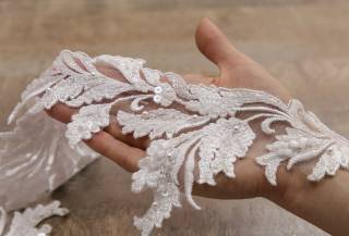 Эффектные атласные свадебные платья – критерии выбора разных моделей
