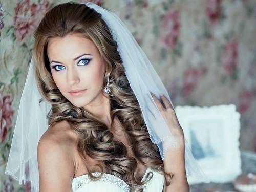 Свадебные прически с фатой –  8 модных тенденций