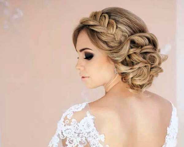 Свадебные прически с распущенными волосами: лучшие фото укладок и аксессуары для разной длины волос