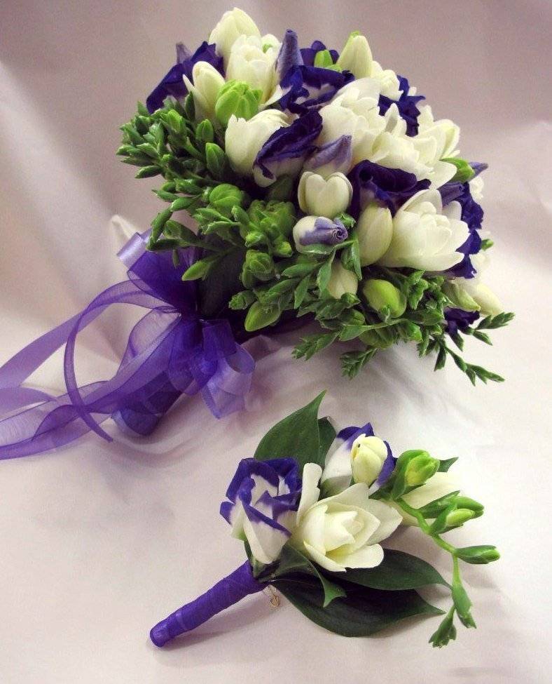 Свадебный букет из эустомы (52 фото): выбираем букет для невесты из эустом с белыми розами, фиолетовыми фрезиями, альстромериями и гортензиями, значение цветов