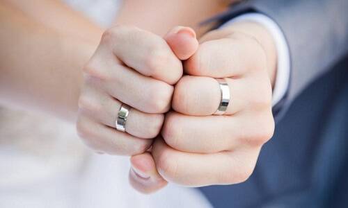 На какой руке мужчины носят обручальное кольцо?