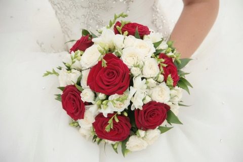 Сочетание цветов букета невесты и свадебного платья: фото и полезные советы