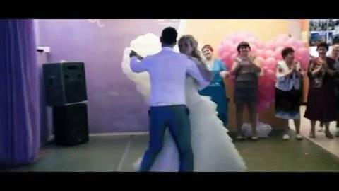 Первый танец молодых на свадьбе