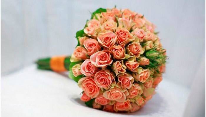 Букет невесты из роз (91 фото): нежная комбинация на свадьбу из мелких чайных розочек с синими гортензиями и бордовыми гвоздиками