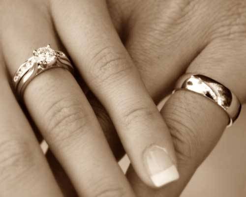 Можно ли носить обручальное кольцо незамужней девушке или парню?