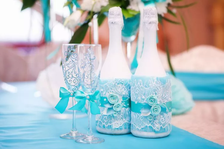 Оформление своими руками бокалов и бутылок на свадьбу