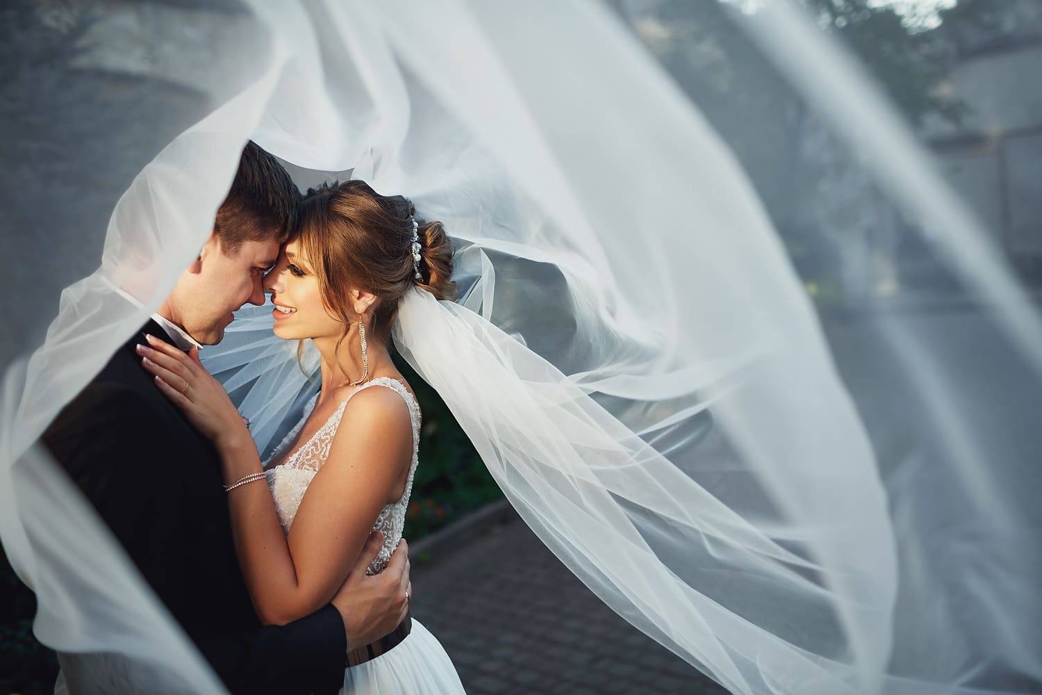 Красивые идеи свадебной прически пучок с фатой