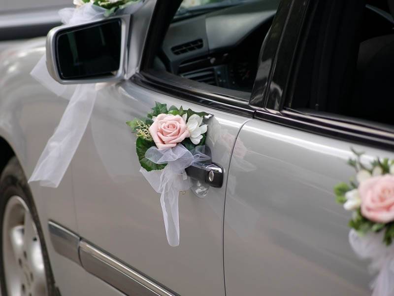 Как выбрать и украсить машины гостей на свадьбу?