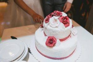 Идеи оформления свадебных тортов из сливок