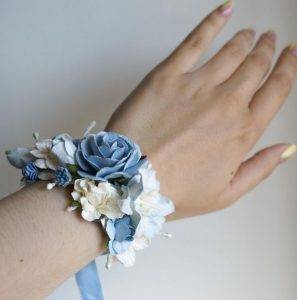 Выбираем свадебный браслет. красиво оформляем цветы на руку подружкам невесты – искусственные и живые браслет для невесты из ленты
