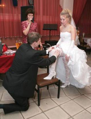 Свадебная подвязка невесты: фото и полезные советы